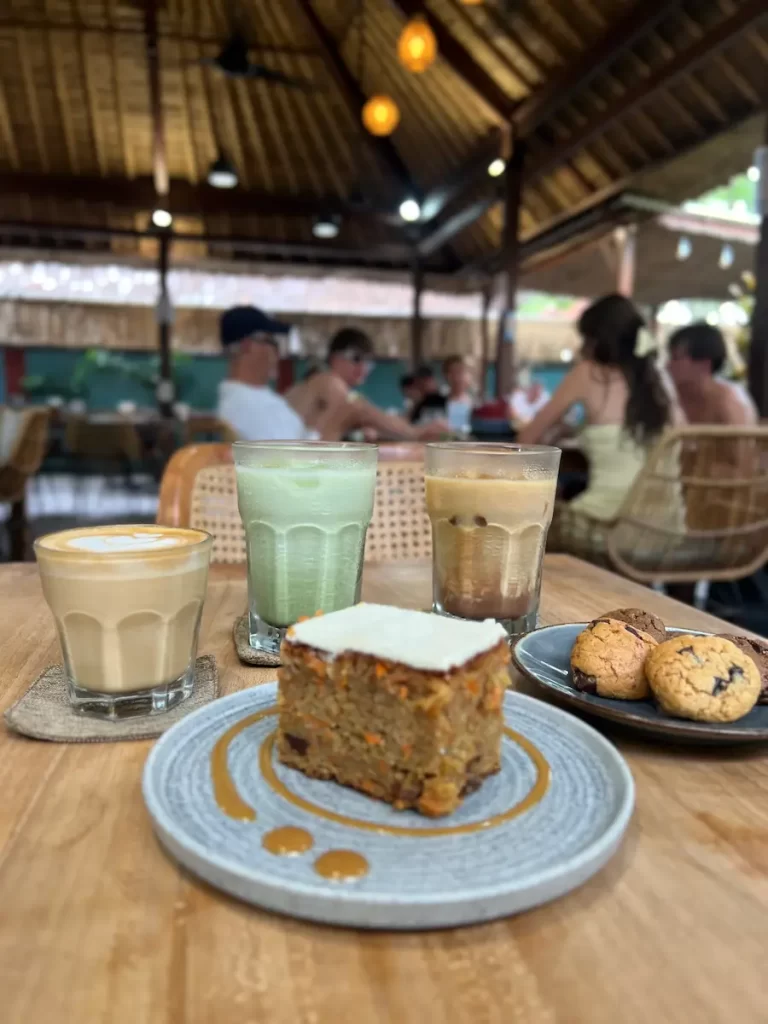 Freshly baked carrot cake with cream cheese, specialty coffee, matcha latte and homemade cookies at our eco-friendly café in Jungutbatu, Nusa Lembongan. Perfect spot for breakfast, brunch and quality coffee.