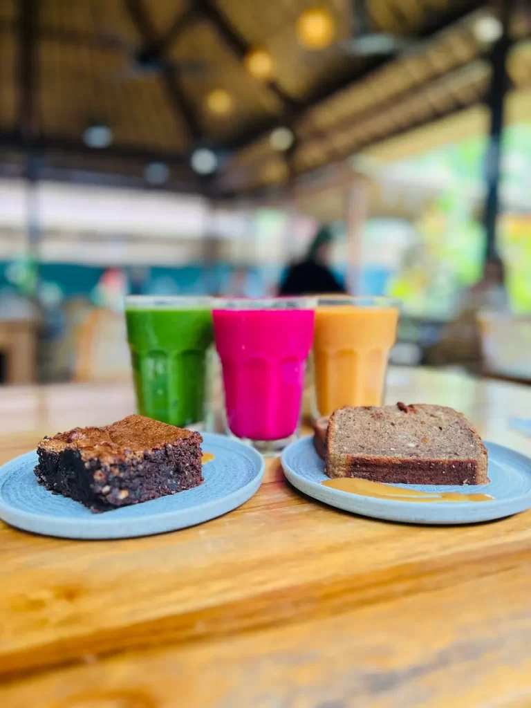 Fresh cold-pressed juices and homemade cakes at an eco-friendly café in Jungutbatu, Nusa Lembongan