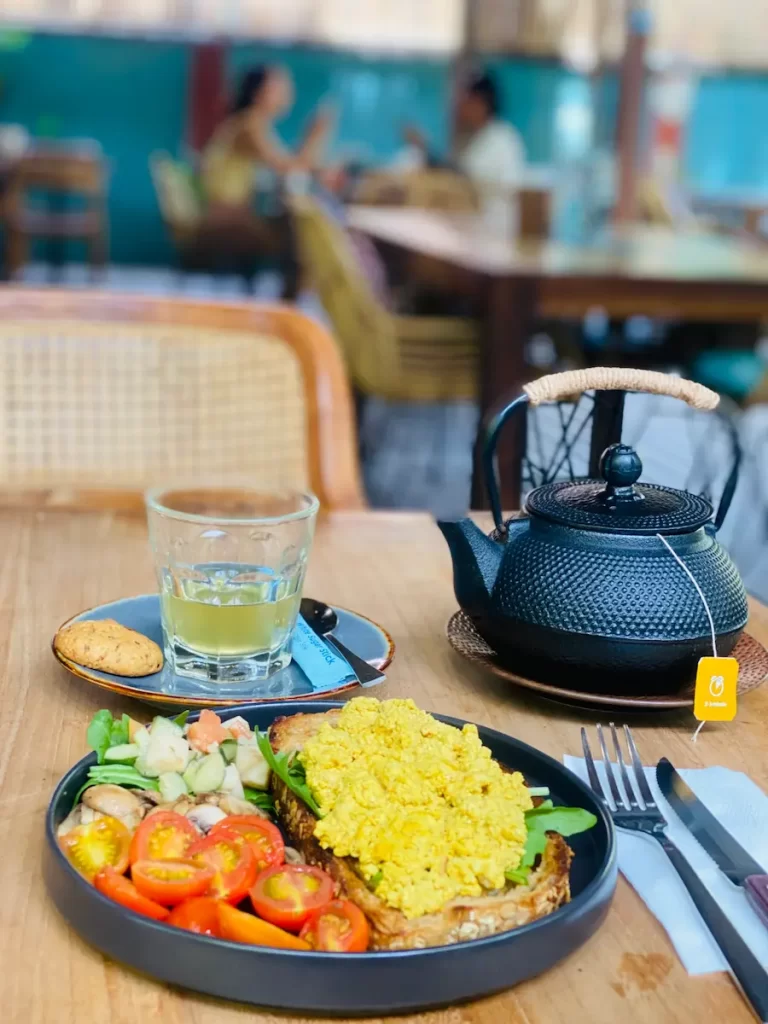 healthy cafe interior nusa lembongan