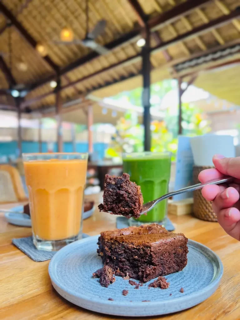 Homemade chocolate brownie served fresh with healthy juices at our café in Jungutbatu, Nusa Lembongan. Ideal for a sweet breakfast or afternoon treat.