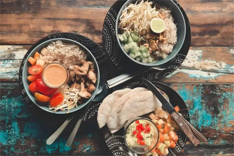 Protein bowls and pita platter at Bali ECO Deli, a healthy restaurant in Nusa Lembongan