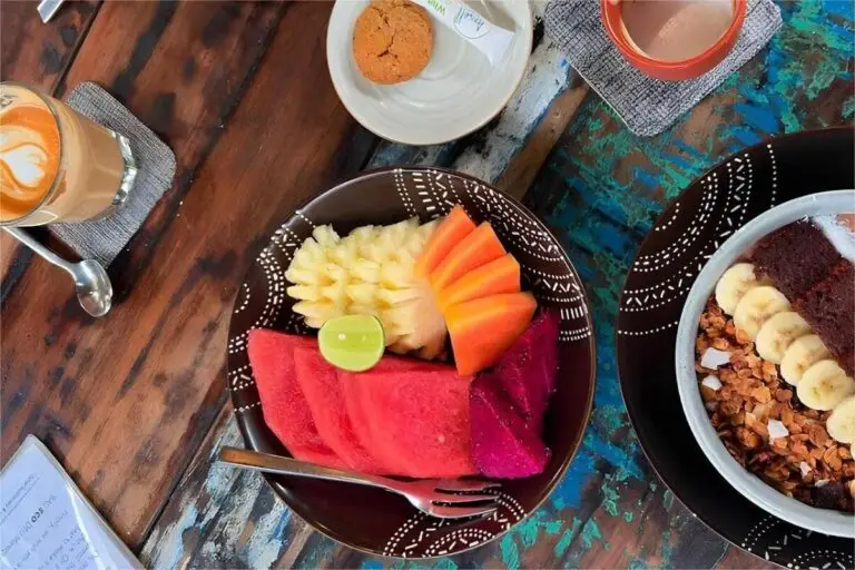 Smoothie bowls and coffee at Bali ECO Deli, a healthy restaurant in Nusa Lembongan